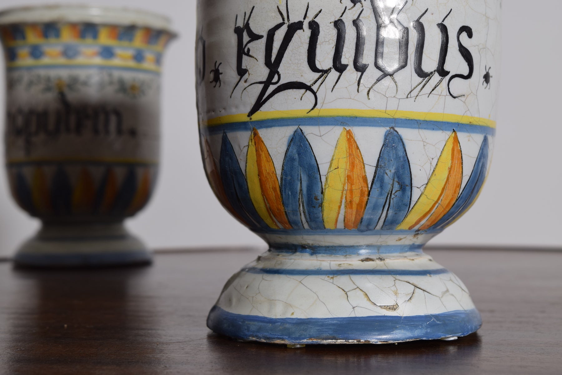Robuck R10507 Pair of Maiolica Pharmacy Albarelli – ROBUCK
