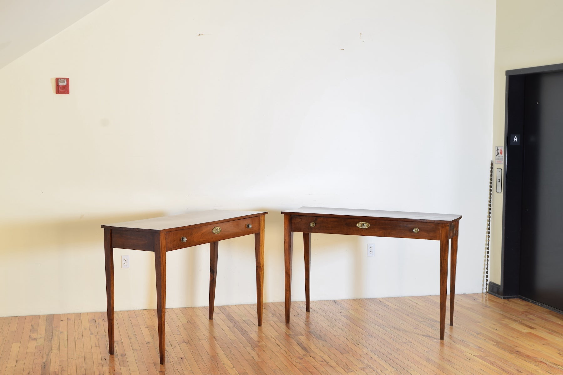 Walnut 1-Drawer Console (1 Available) – ROBUCK